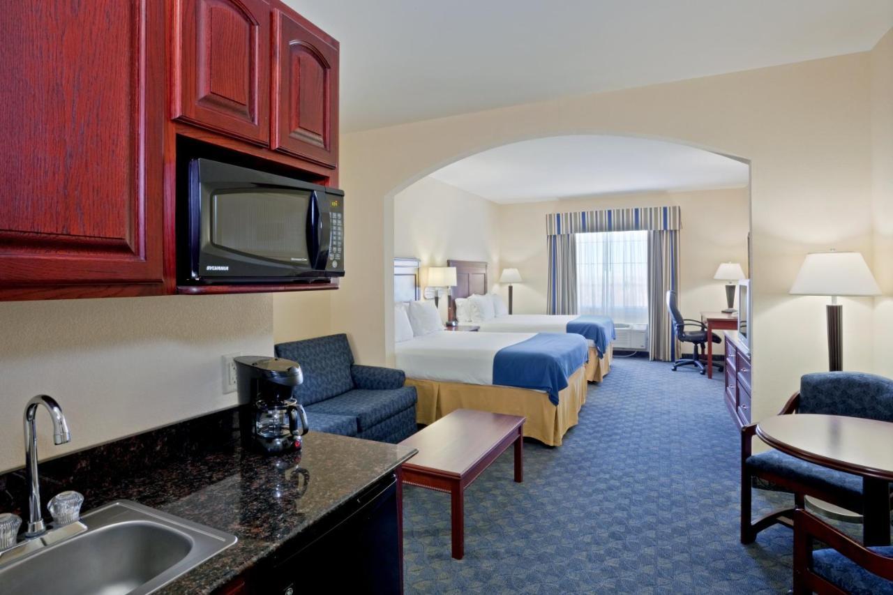 Holiday Inn Express Hotel & Suites Pampa By Ihg Стая снимка