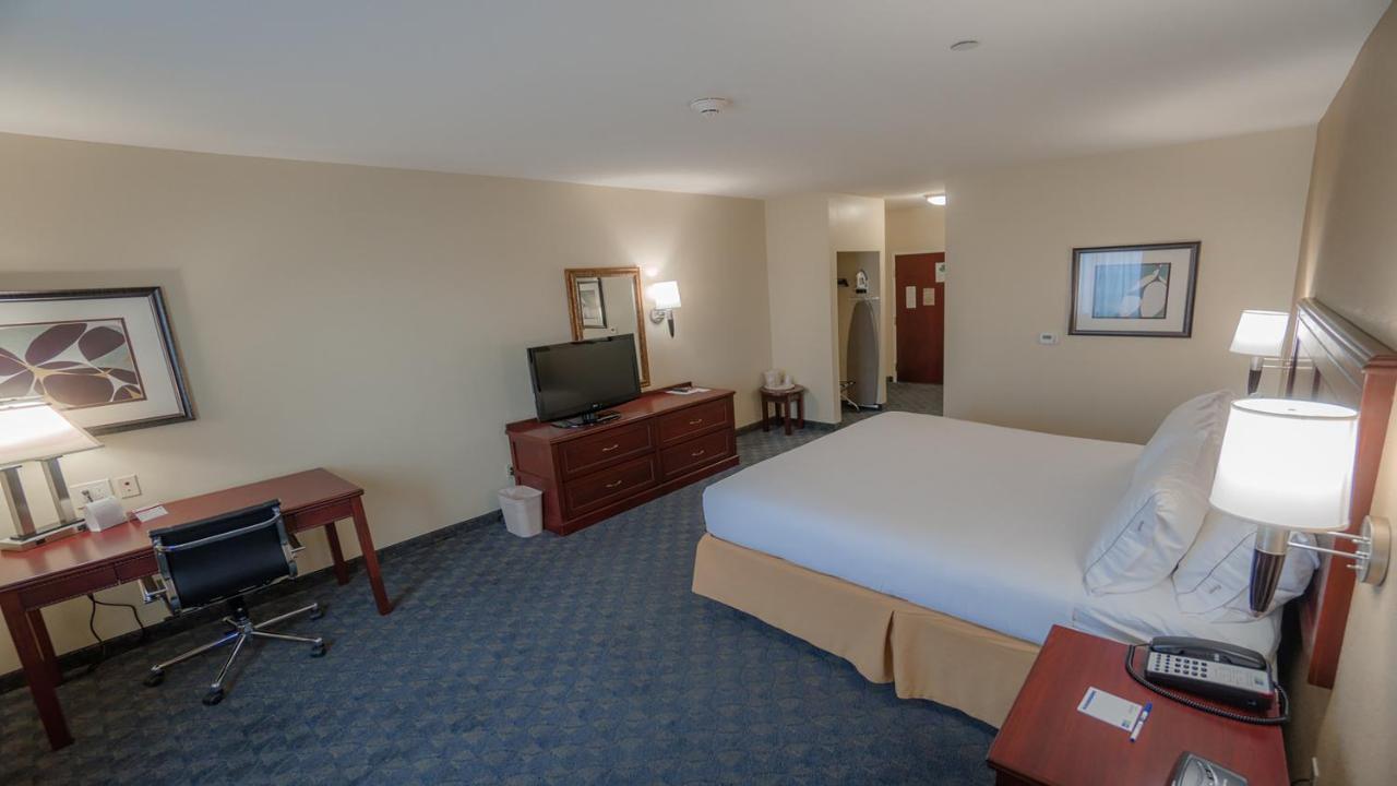 Holiday Inn Express Hotel & Suites Pampa By Ihg Стая снимка